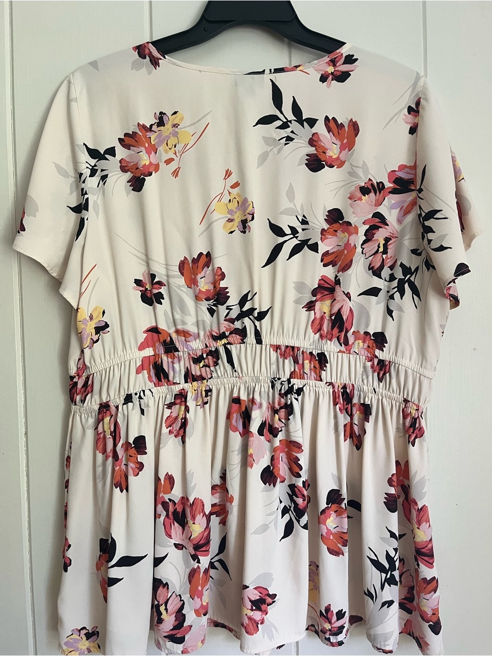 Torrid Cream Floral Peplum Blouse Flutter Sleeve, Size 2/2x - Picture 3 of 7
